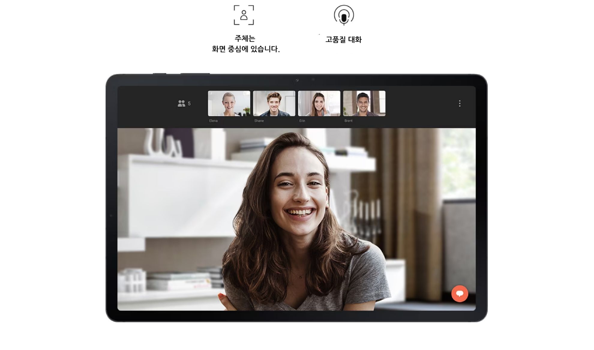 Màn hình của Galaxy Tab S7 FE với cuộc trò chuyện video giữa một phụ nữ và 4 người bạn. Các biểu tượng cho biết Luôn ở trung tâm màn hình và giọng nói rõ ràng.